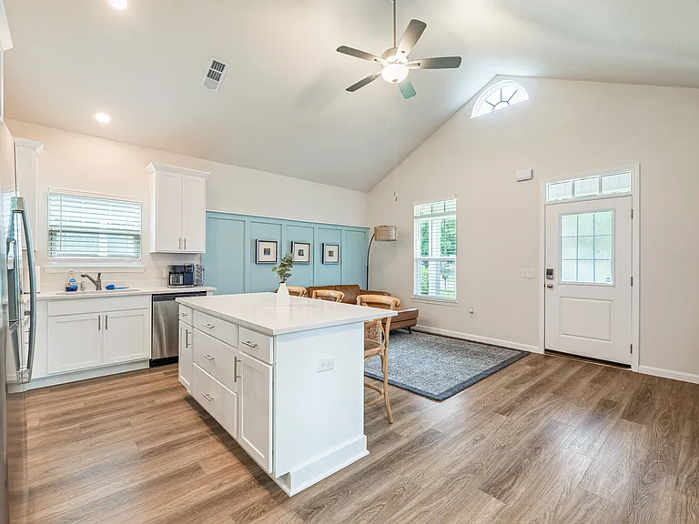 704 W Brainerd St — Photo 4