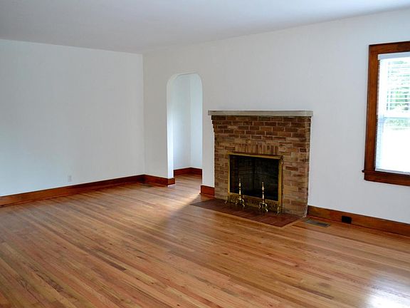 3rd image of 1606 Cedar Ln