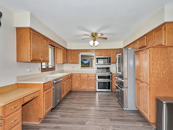 5th image of 826 Deerpath Ln