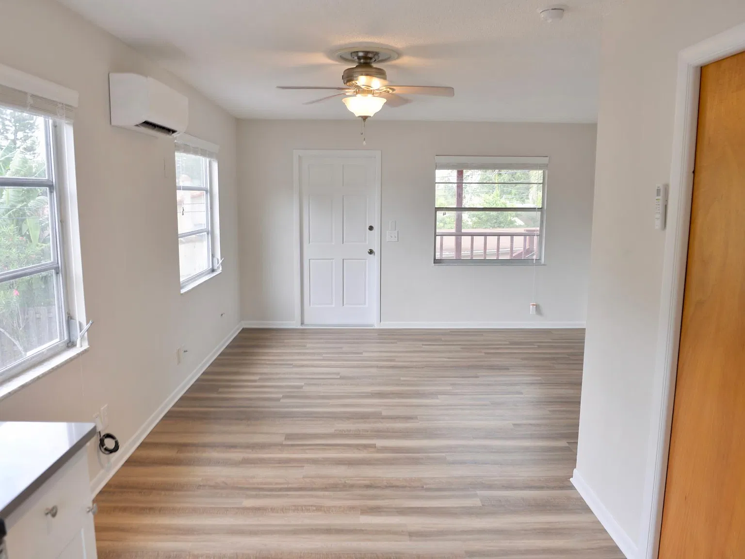 407 Monterey Boulevard NE — Photo 2