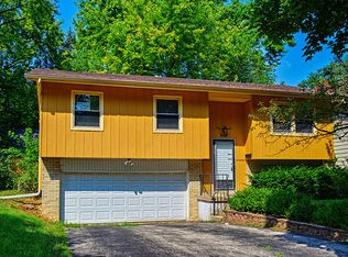 904 Elizabeth St, West Chicago, IL 60185