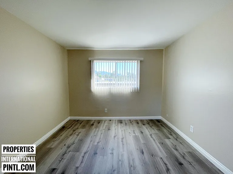 2851 Montrose Ave — Photo 22