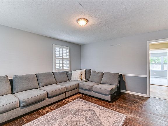 4th image of 2143 Reedale Avenue