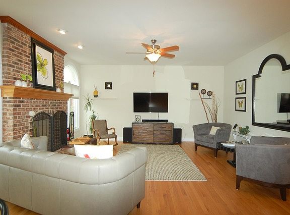 4th image of 37 N Andover Dr