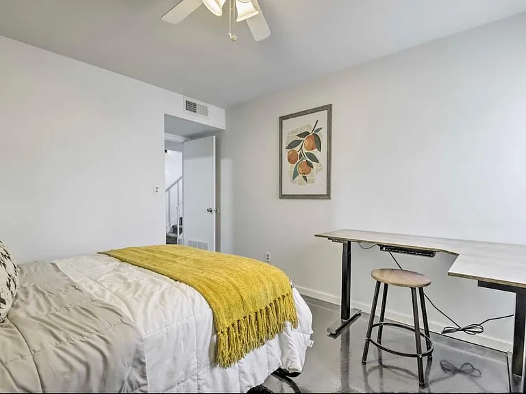 7806 E Rovey Ave — Photo 2