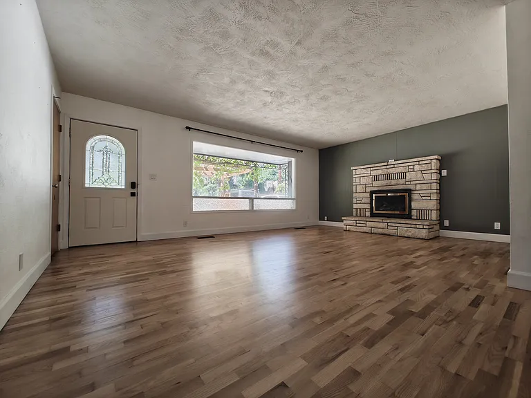 2116 Crestbrook Rd — Photo 12