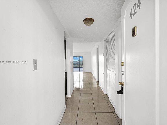 5th image of 879 NE 195th St APT 424