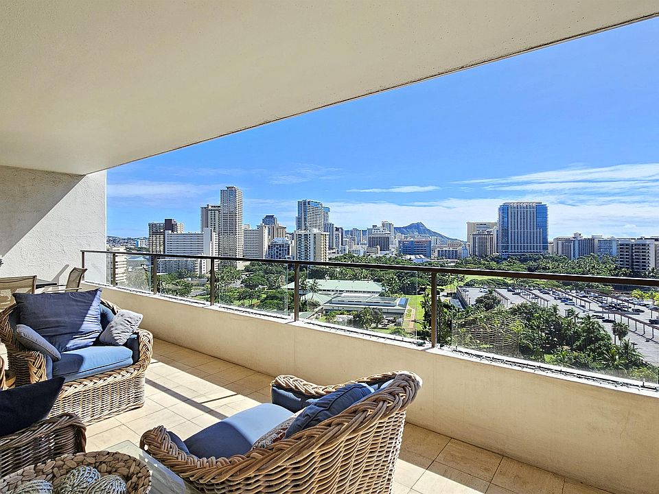 Spacious Lanai with View of Diamond Head and Park