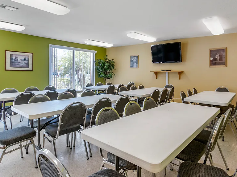 Willow Creek Apartments — Photo 8