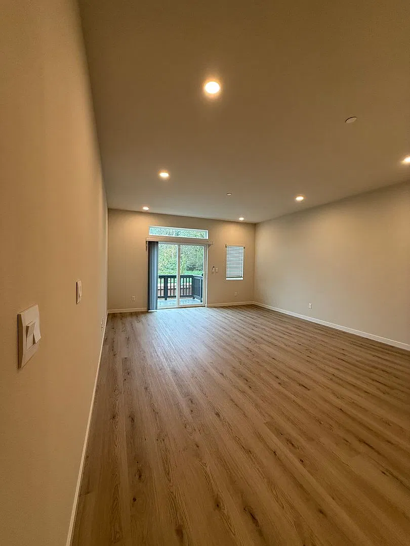Stunning 3BD/3BTH Modern Townhouse in Snohomish for Lease! — Photo 3