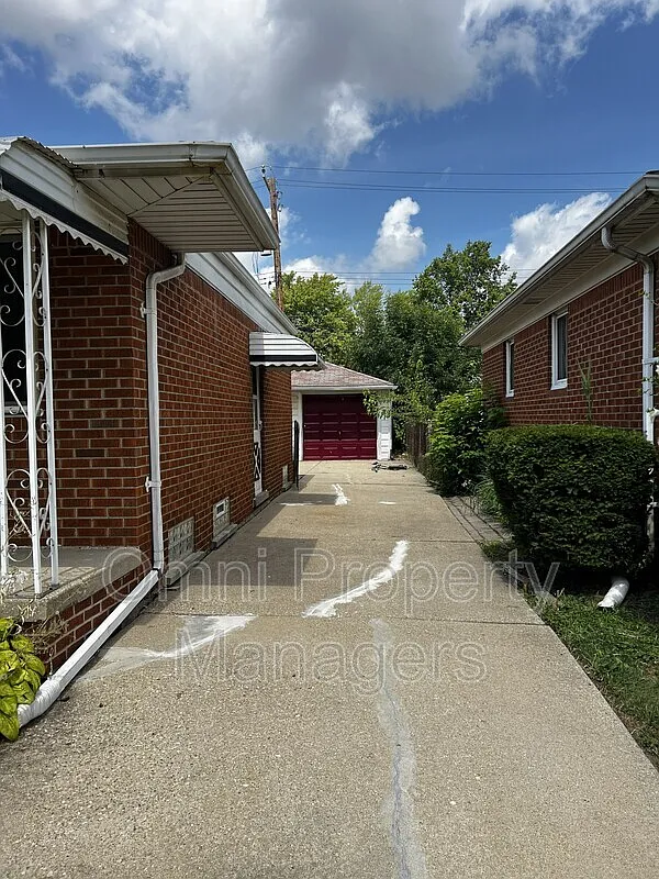 3 bed, 1.5 bath, 2104 sqft, $1,700 — Photo 2