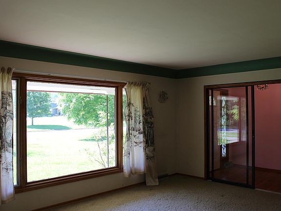 4th image of 750 Annie St
