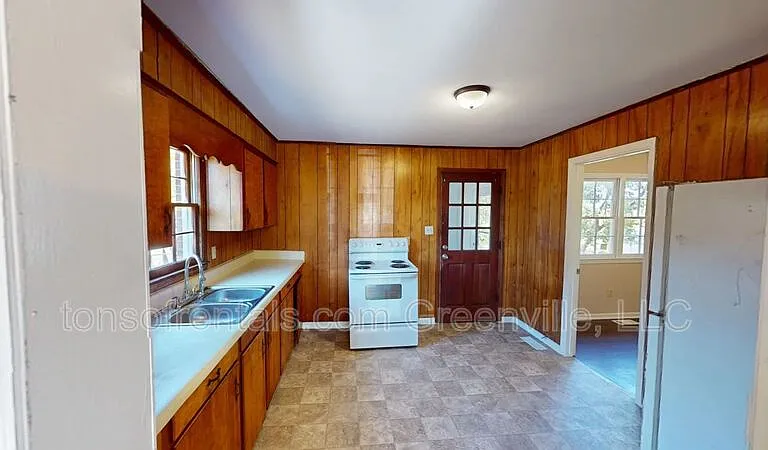 805 Anthony St — Photo 4