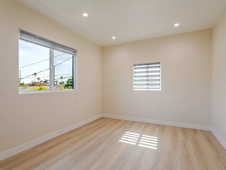 11120 1/2 Emelita St — Photo 10