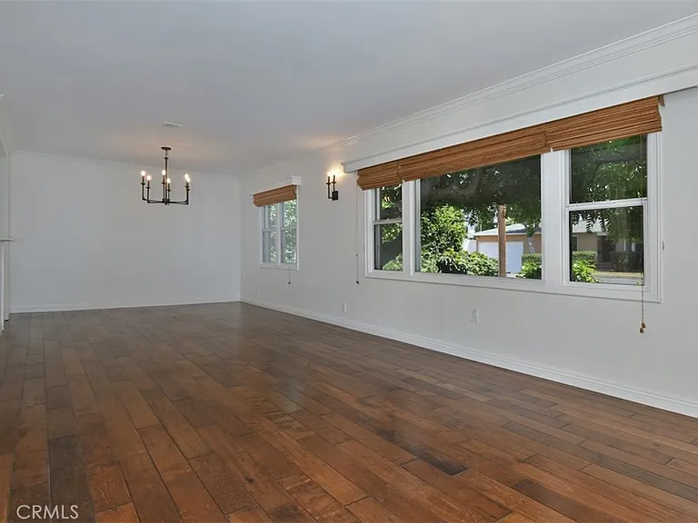 13902 Calvert St — Photo 5
