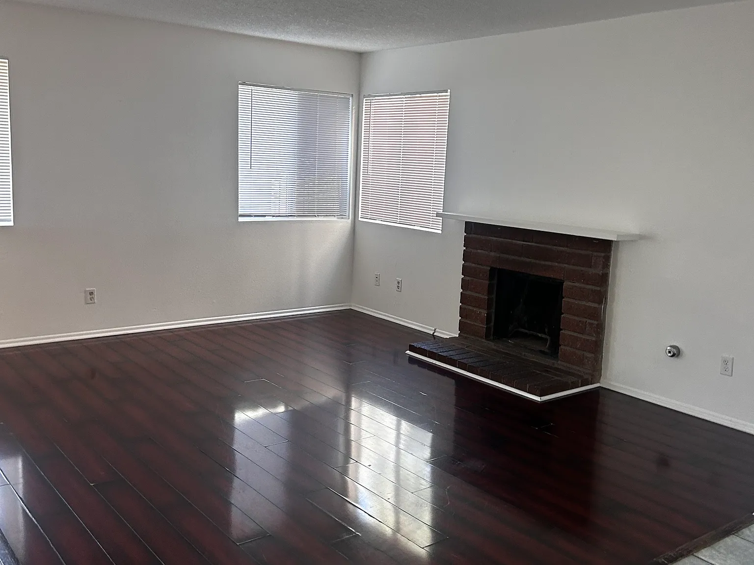 3232 Little Mountain Dr — Photo 3
