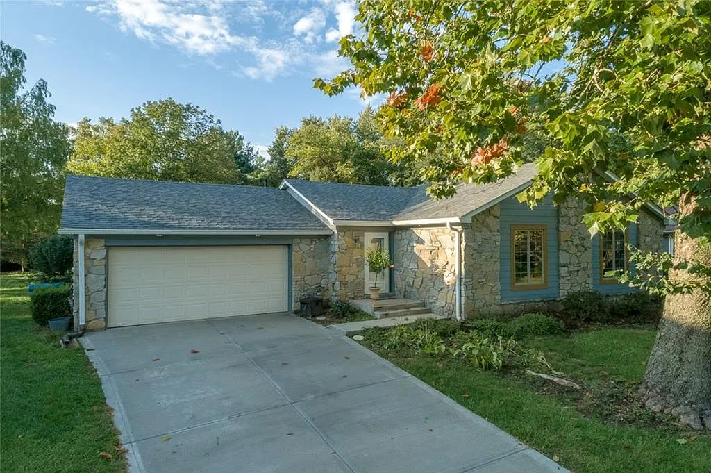 8314 Goldfinch Cir photo 1