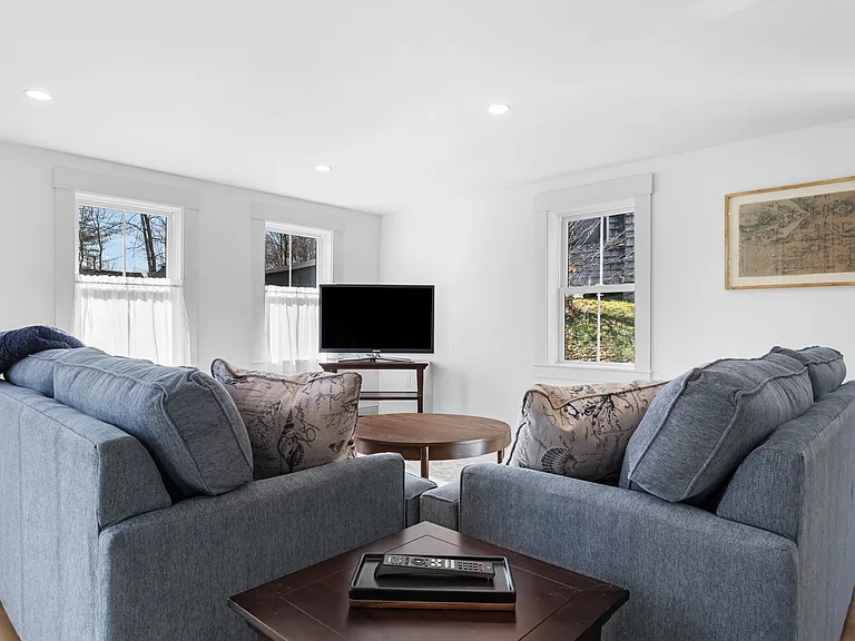 15 Willow St — Photo 16