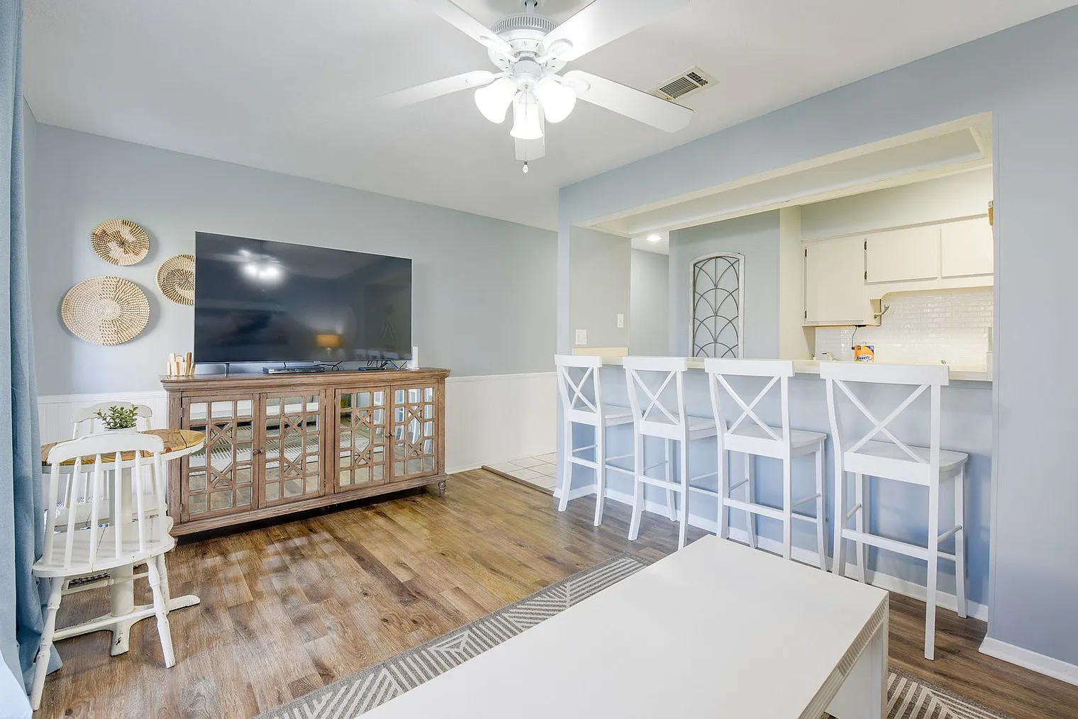 1 bed, 1.0 bath, 592 sqft, $1,888 — Photo 2