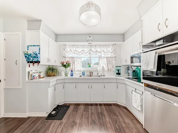 3611 108th St NW, Edmonton, AB T6J 1B3