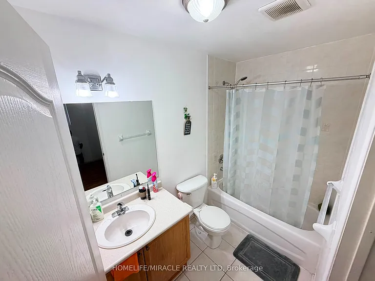 9 Farthingale Cres — Photo 4