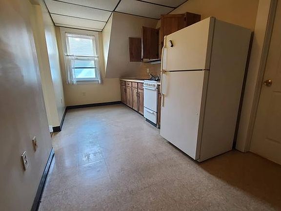4th image of 196 Hillside Ave #8