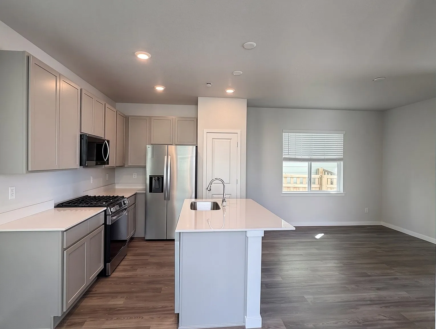 3 bed, 2.5 bath, 1340 sqft, $2,500 — Photo 3
