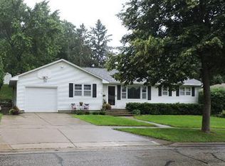 917 Hillcrest Dr, Fort Atkinson, WI 53538