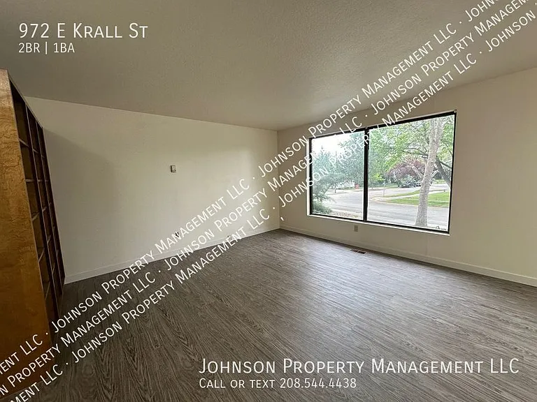 972 E Krall St — Photo 7