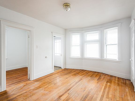 3rd image of 3049 Evaline Ave #2