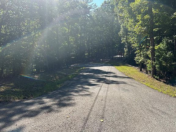 5th image of 4 Oak Crest Dr