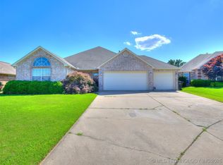 1208 S 36th St, Broken Arrow, OK 74014