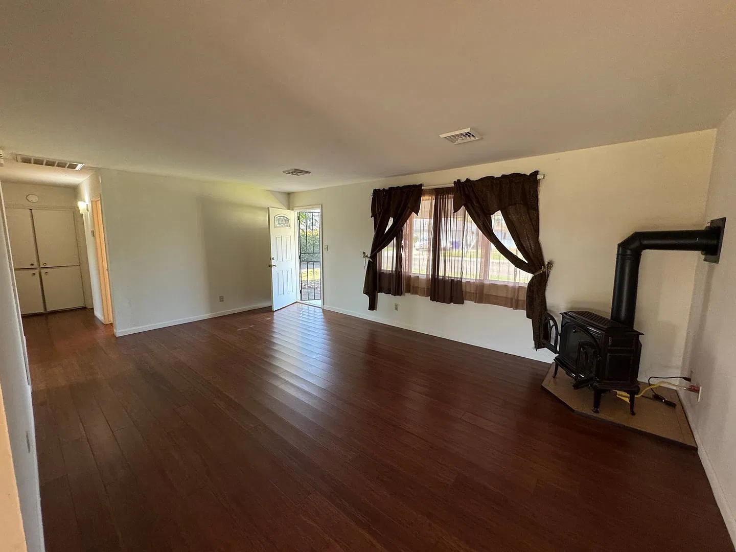 3 Bedroom 2 Bathroom in Dinuba! — Photo 3