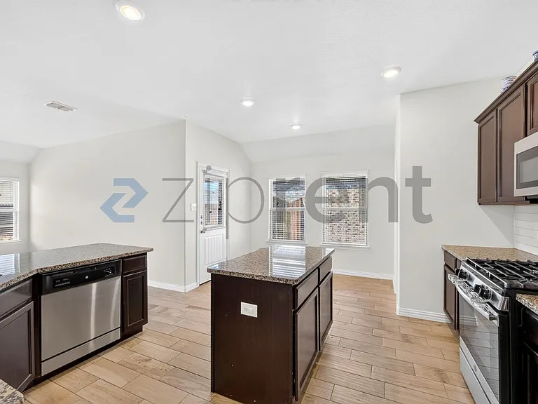 817 Evergreen St — Photo 13