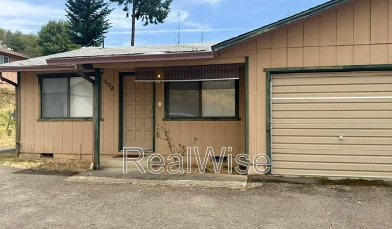 1132 NE Barager Ave — Photo 4