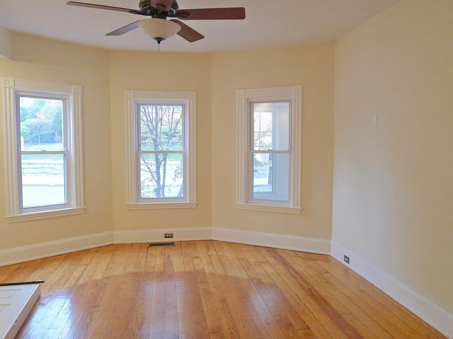 4 bed, 2.5 bath, 1850 sqft, $4,950 — Photo 4