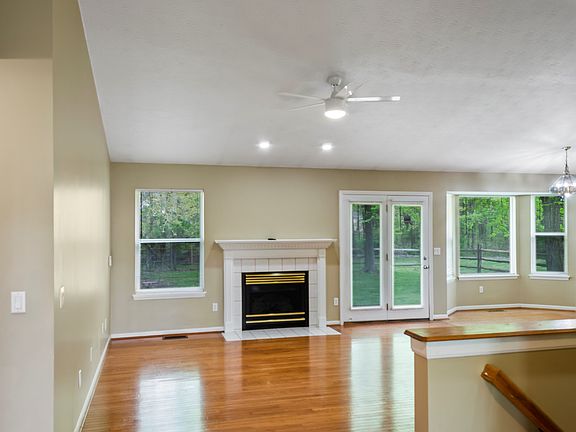 4th image of 672 E Lake Ln