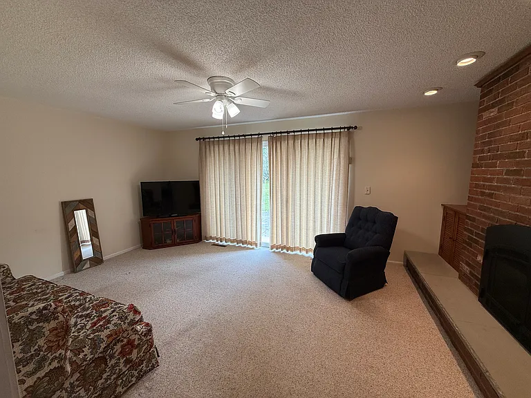 579 Colby St — Photo 10