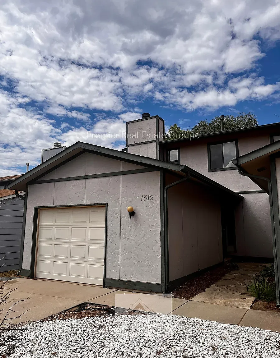2 bed, 1.5 bath, 1656 sqft, $1,495 — Photo 2