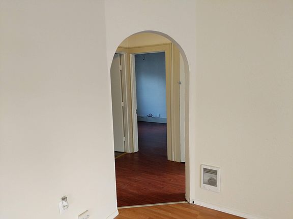 4th image of 121 Emerson Ave
