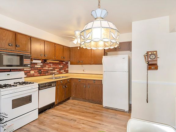 3rd image of 16420 Oxford Dr #0