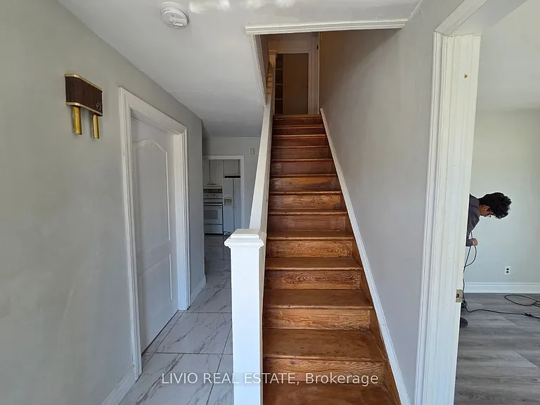 323 Queen St E — Photo 4