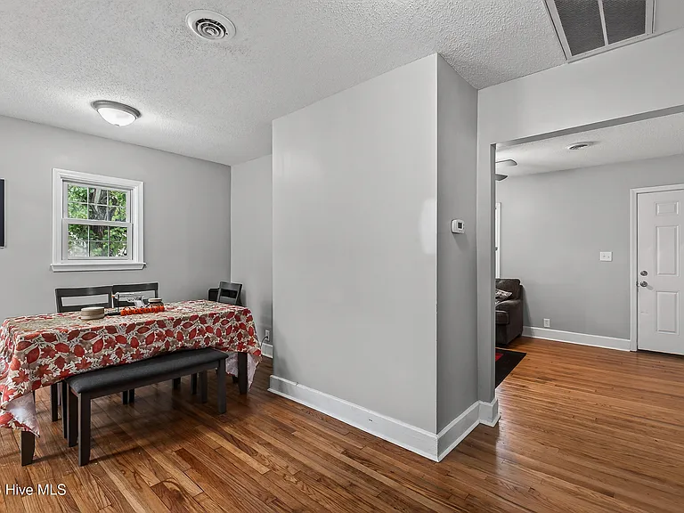 403 Sherwood Rd — Photo 8