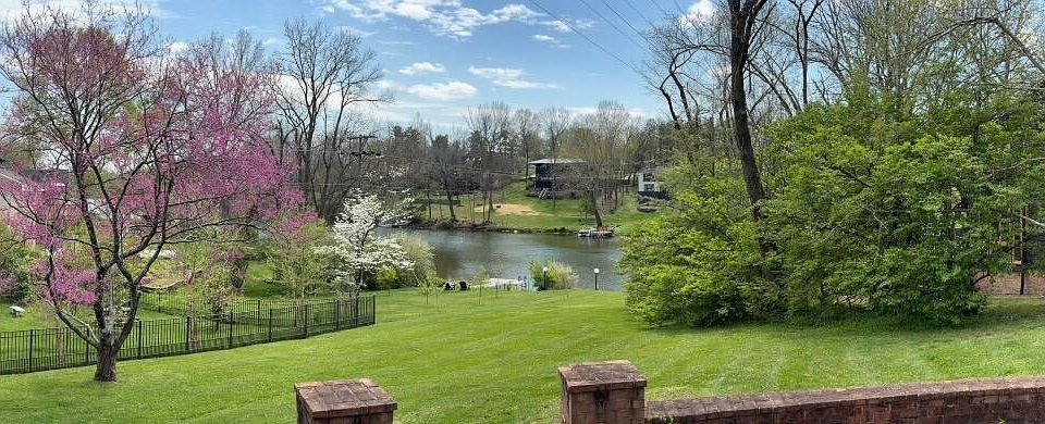 1st image of 2044 Manor Dr