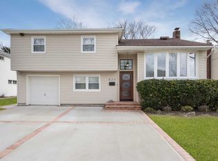 826 Flanders Dr, Valley Stream, NY 11581