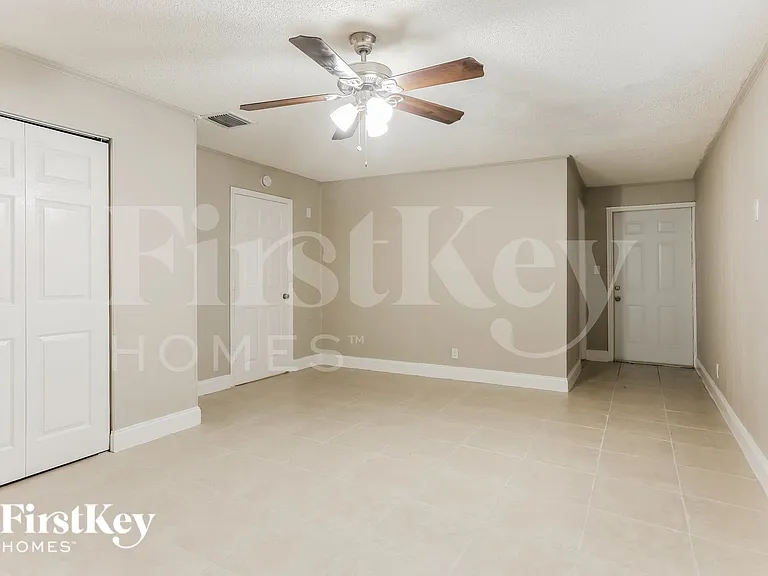 2322 N 28th Ave — Photo 8