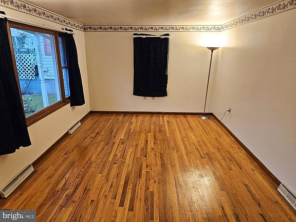 3rd image of 820 W 5th St
