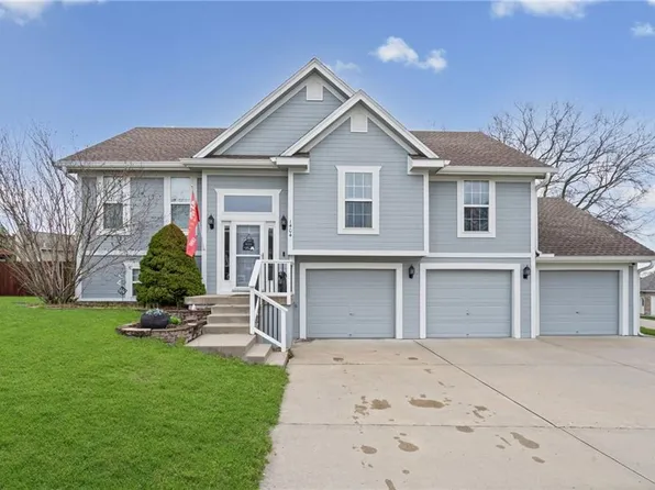 1404 NE 196th St, Smithville, MO 64089