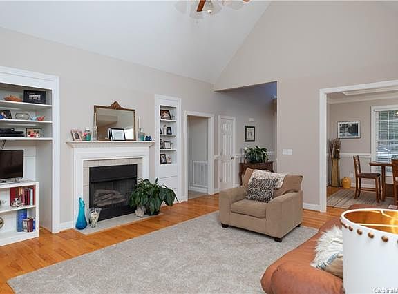 4th image of 933 Dovefield Dr
