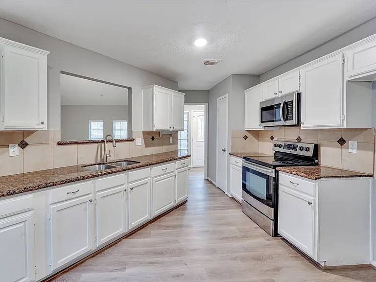 9407 Stockwell Dr — Photo 4